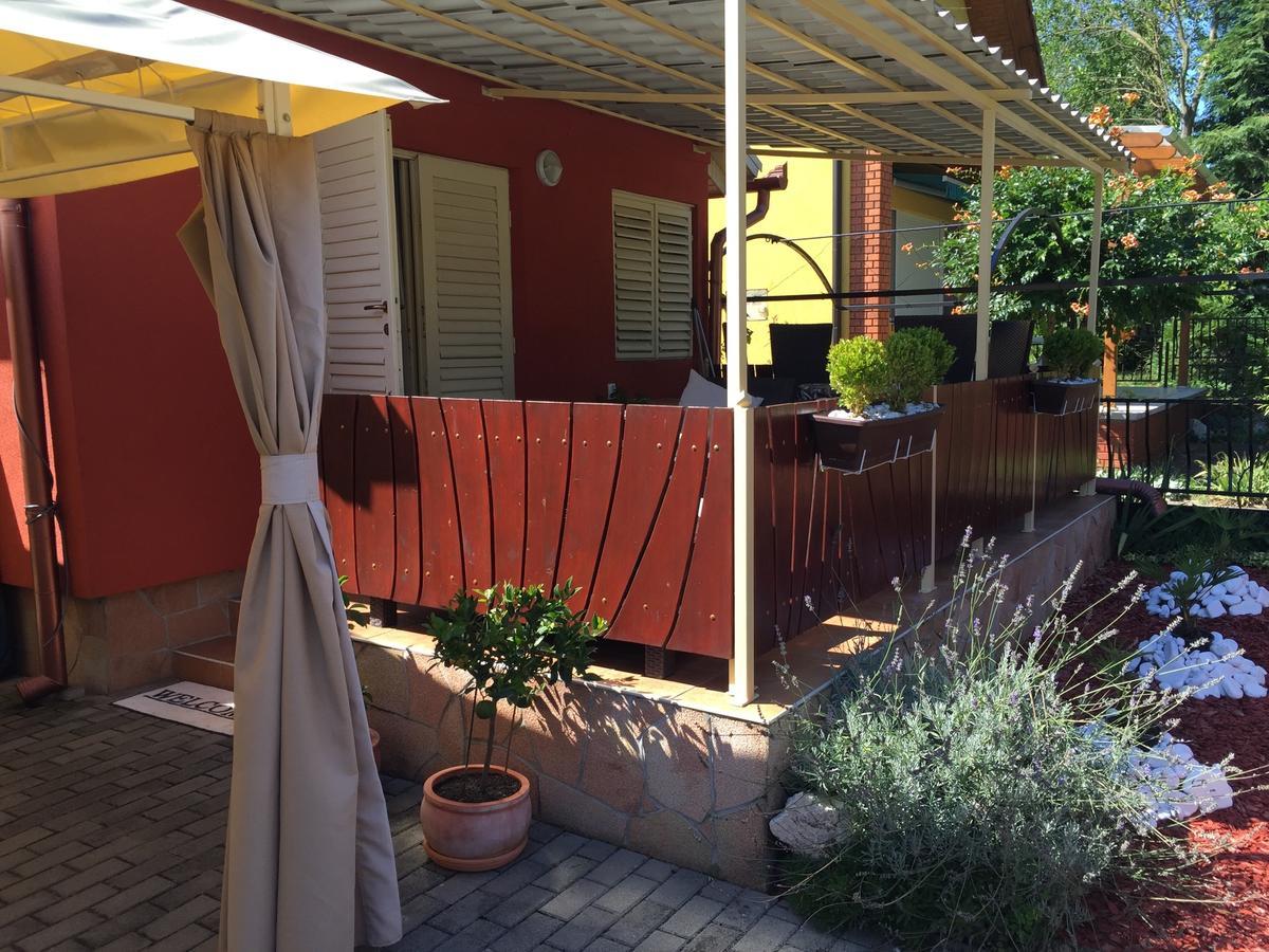 Gunarasi Villa Jacuzzival Dombóvár Exterior foto